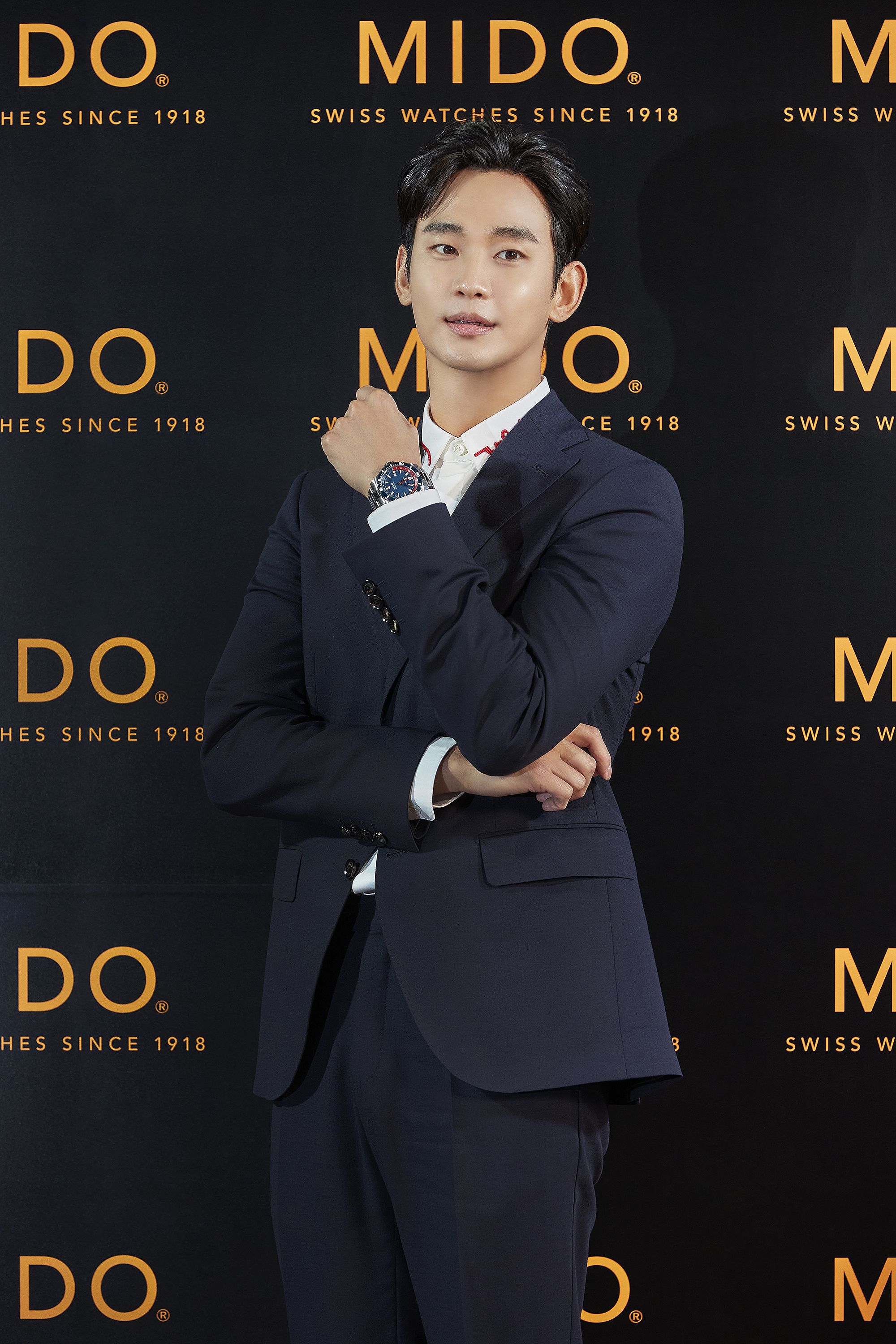 金秀賢與Mido再續前緣！公開私服穿搭Tips：只愛低調黑，搭海洋之星錶款才是精髓