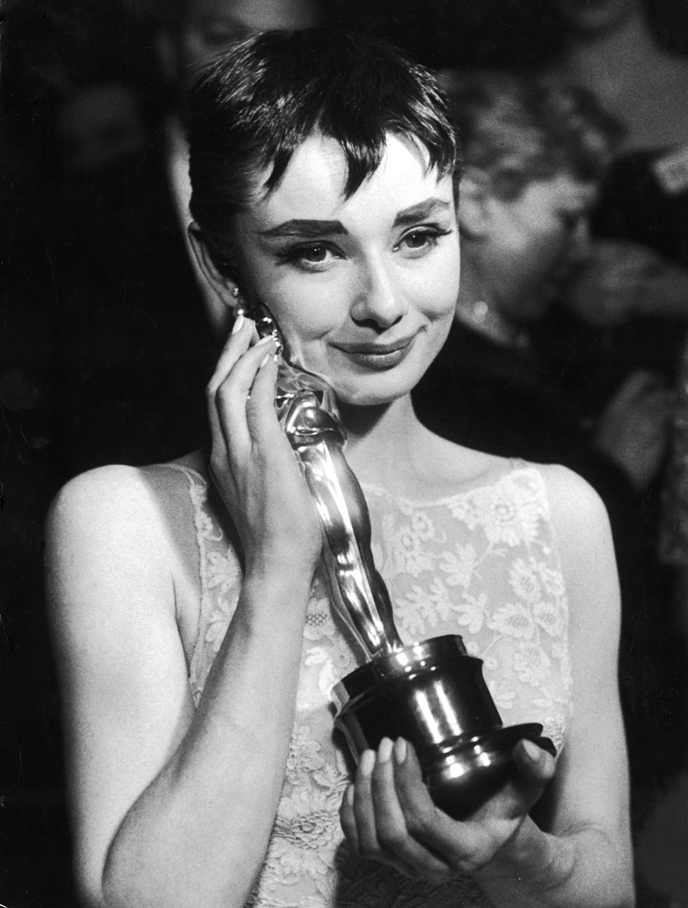 audrey hepburn holding the oscar she won for her performance in the 'roman holiday'