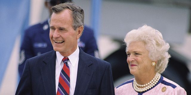 Жена джорджа буша старшего. Джордж Буш старший. Барбара Джордж Буш старший. Джордж Герберт Уокер Буш с женой.