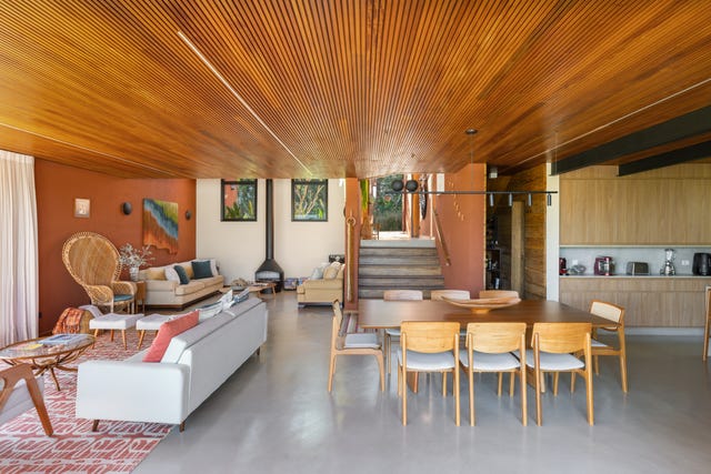 casa roja de los 90 de vivienda convencional de espacio pequeños a abrirse al paisaje
