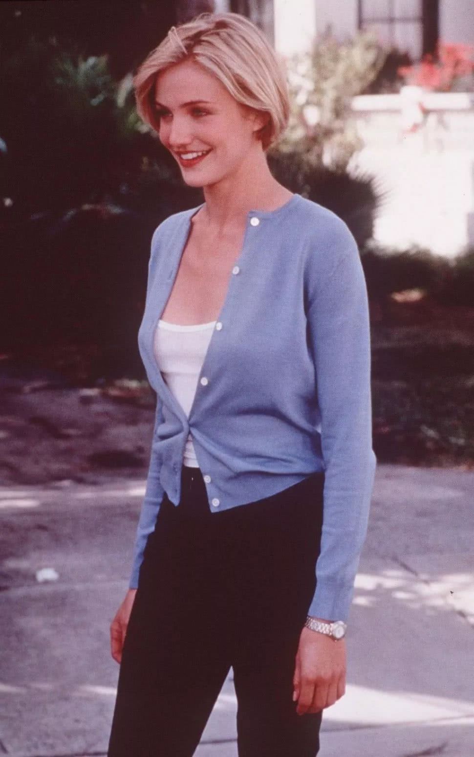 1998年的美國浪漫喜劇電影《哈啦瑪莉》，劇中卡麥蓉·狄亞就著穿一件開襟針織外套內搭一件白色小可愛。