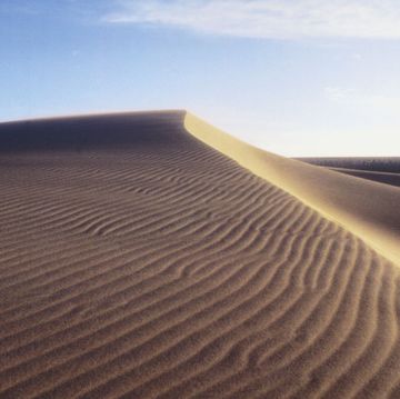 Desert, Sand, Erg, Natural environment, Dune, Aeolian landform, Singing sand, Sahara, Sky, Landscape, 