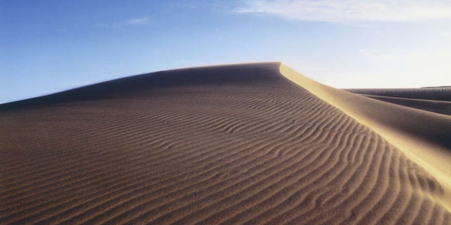 Desert, Sand, Erg, Natural environment, Dune, Aeolian landform, Singing sand, Sahara, Sky, Landscape, 