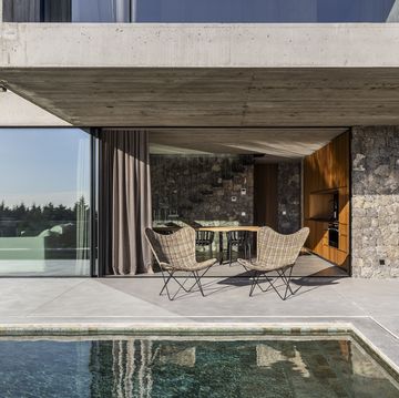 esta casa de ibiza con piscina es una oda al brutalismo que busca fusionar el exterior con el interior y que invita a disfrutar del mediterraneo