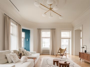 apartamento de 1911 se transforma en una casa luminosa con soluciones de distribucion abierta y acabados clasicos