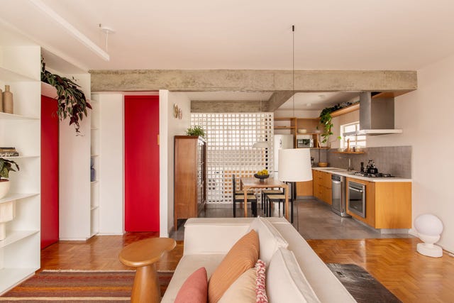 celosias en la cocina y una puerta roja, la reforma de este apartamento conecta funcionalidad y diseno