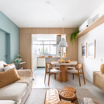 La cocina antigua ahora es una sala de estar, el dormitorio una oficina y la zona de servicio una cocina con isla, esta casa se ha dado la vuelta por completo cocina antigua ahora ala de estar, dormitorio oficina zona de servicio cocina con isla, esta casa se ha dado la vuelta