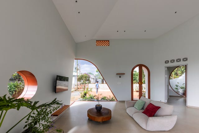 arquitectura organica, curvas y materiales naturales para una casa que redefine el concepto de hogar en un entorno tropical