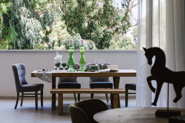 casa reformada e inspirada en la personalidad de su propietaria con piezas vintage, textiles expresivos y colores intensos
