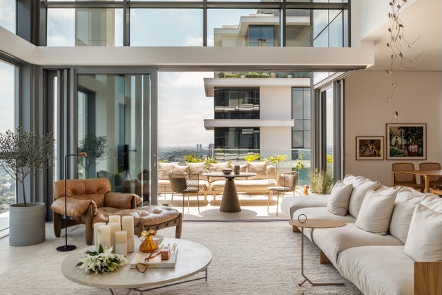 casa de 540 metros con ventanales de suelo a techo, espacios abiertos y lineas limpias tras una reforma estructural