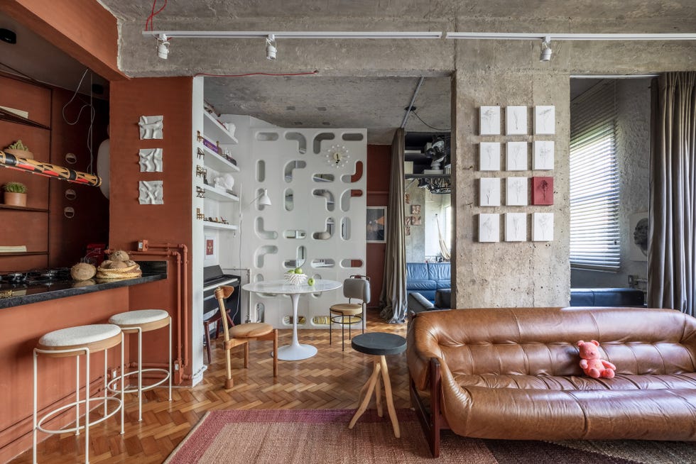 esta casa de 45 metros cuadrados es un estudio de arquitectura, un taller creativo y una zona de relax con hamaca, columpio y un bano triangular