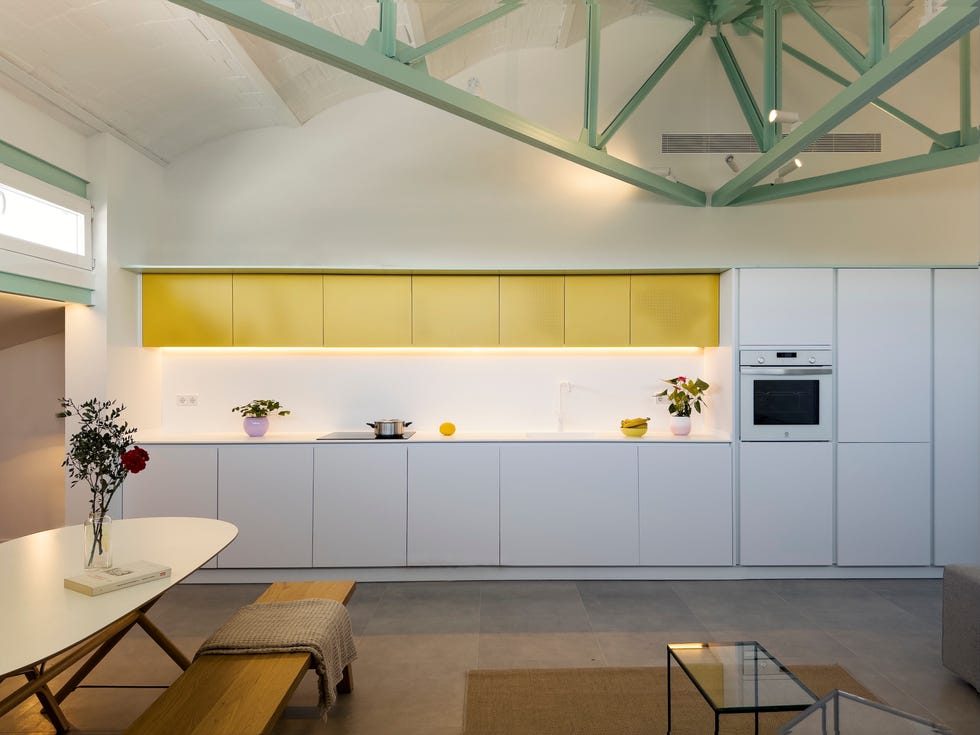 casa jn109 era una casa del madrid de los 70 con techos bajos y poca luz y ahora es un ático luminoso en verde y amarillo