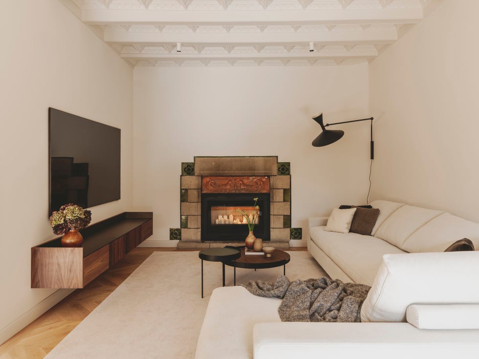 casa reformada en un edificio del siglo xvii: salón con chimenea