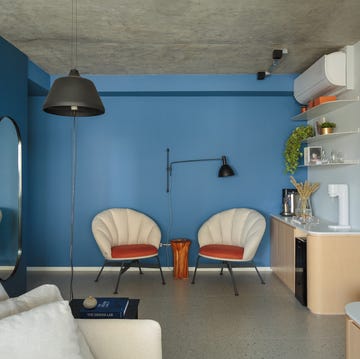 Azul, naranja, estilo industrial y hormigón visto para una casa funcional de una pareja y sus dos perros “Buscábamos estética con propósito” azul, naranja, estilo industrial y hormigon visto para una casa funcional de una pareja y sus dos perros