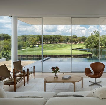 Una villa que se abre al paisaje con un interiorismo contemporáneo y minimalista en sintonía con la naturaleza villa que se abre al paisaje con interiorismo contemporaneo y minimalista en sintonia con la naturaleza