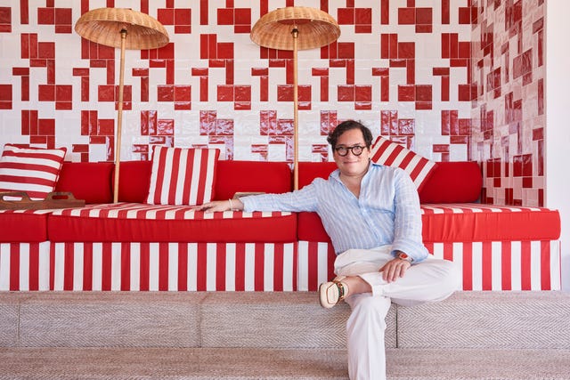 ceramica, azulejo, el blanco, el rojo y toda la esencia del mediterraneo en esta reforma de jean porsche para el bar de un hotel en cadiz