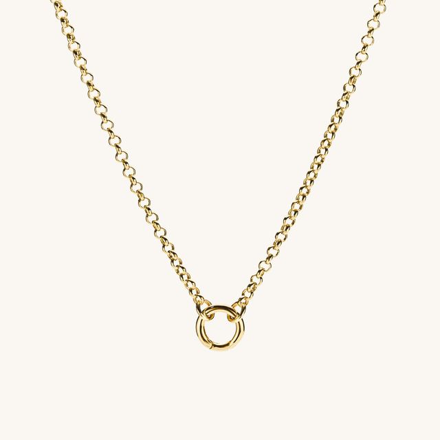 a gold chain necklace