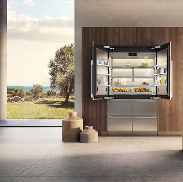 signature kitchen suite, nuovo frigorifero french door 48 aperto in un'ampia cucina a vista