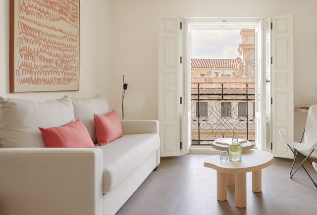 esta reforma le da a un edificio senorial de granada una segunda vida gracias a unos preciosos apartamentos turisticos