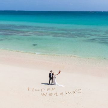 オフィシャルブライズが沖縄の海辺でドローンで撮影した写真