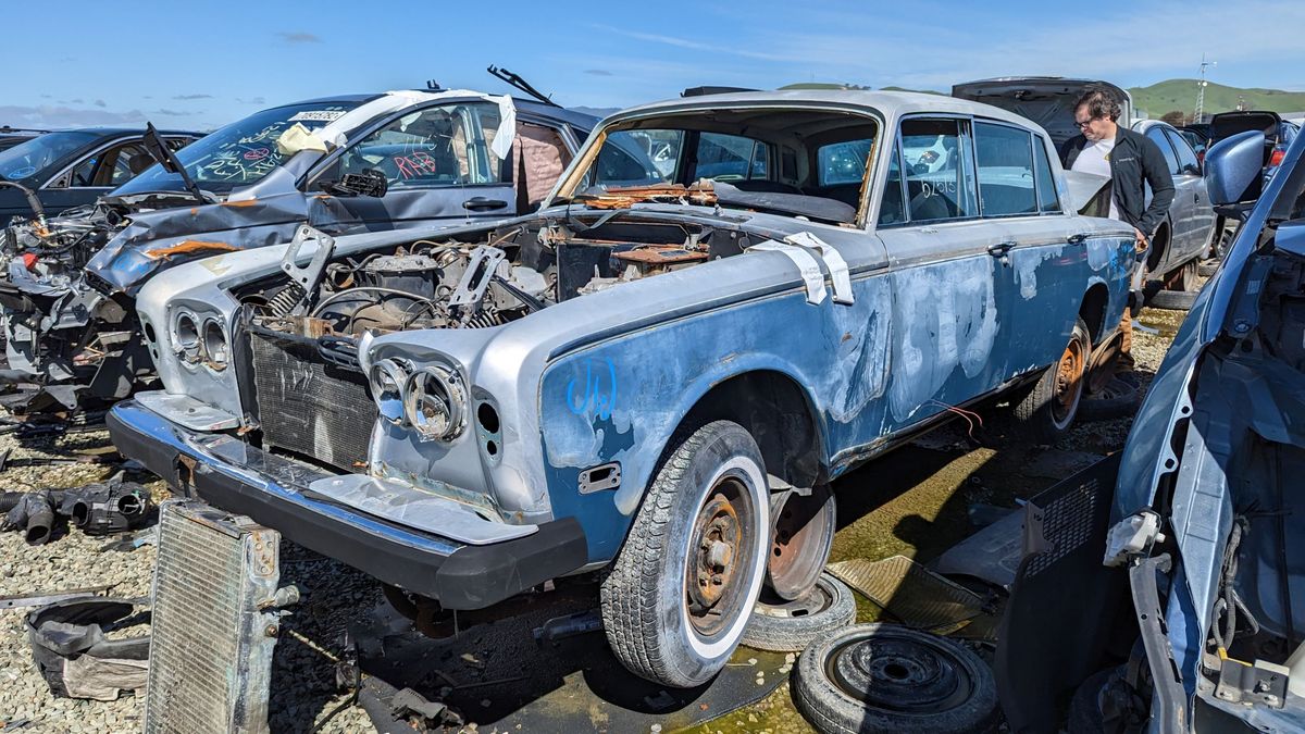 1974 rollsroyce silver shadow in california junkyard