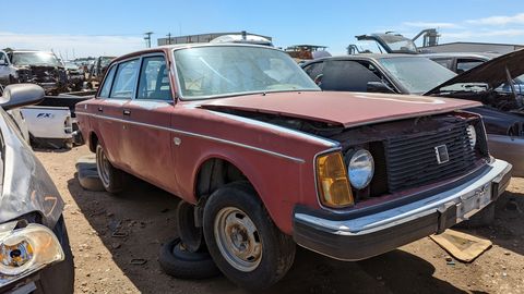 grad F.Kr. adelig One of the Earliest Volvo 240s Now Lives in a Colorado Junkyard