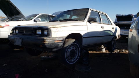 Renault Alliance es un tesoro de depósito de chatarra 86 carro Renault Alliance es un tesoro de depósito de chatarra