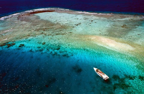 Het afgelegen Rangiroa is het op n na grootste atol ter wereld en zou heel Tahiti  het grootste eiland van Frans Polynesi  kunnen omvatten Wandel over een leeg strand van roze zand of maak een tocht rond de Tiputa Pass een zeeengte waardoorheen helder getijdewater de lagune in en uitstroomt en waar je een heel scala van zeewezens kunt spotten waaronder scholen grijze rifhaaien