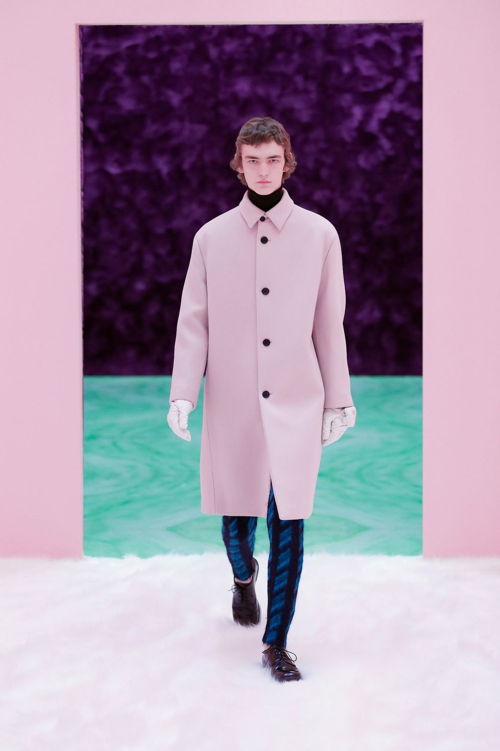 un cappotto rosa confetto sui "long johns" in maglia colorata la nuova silhouette maschile per il prossimo inverno elaborata da miuccia prada e raf simons per prada, a i 202122