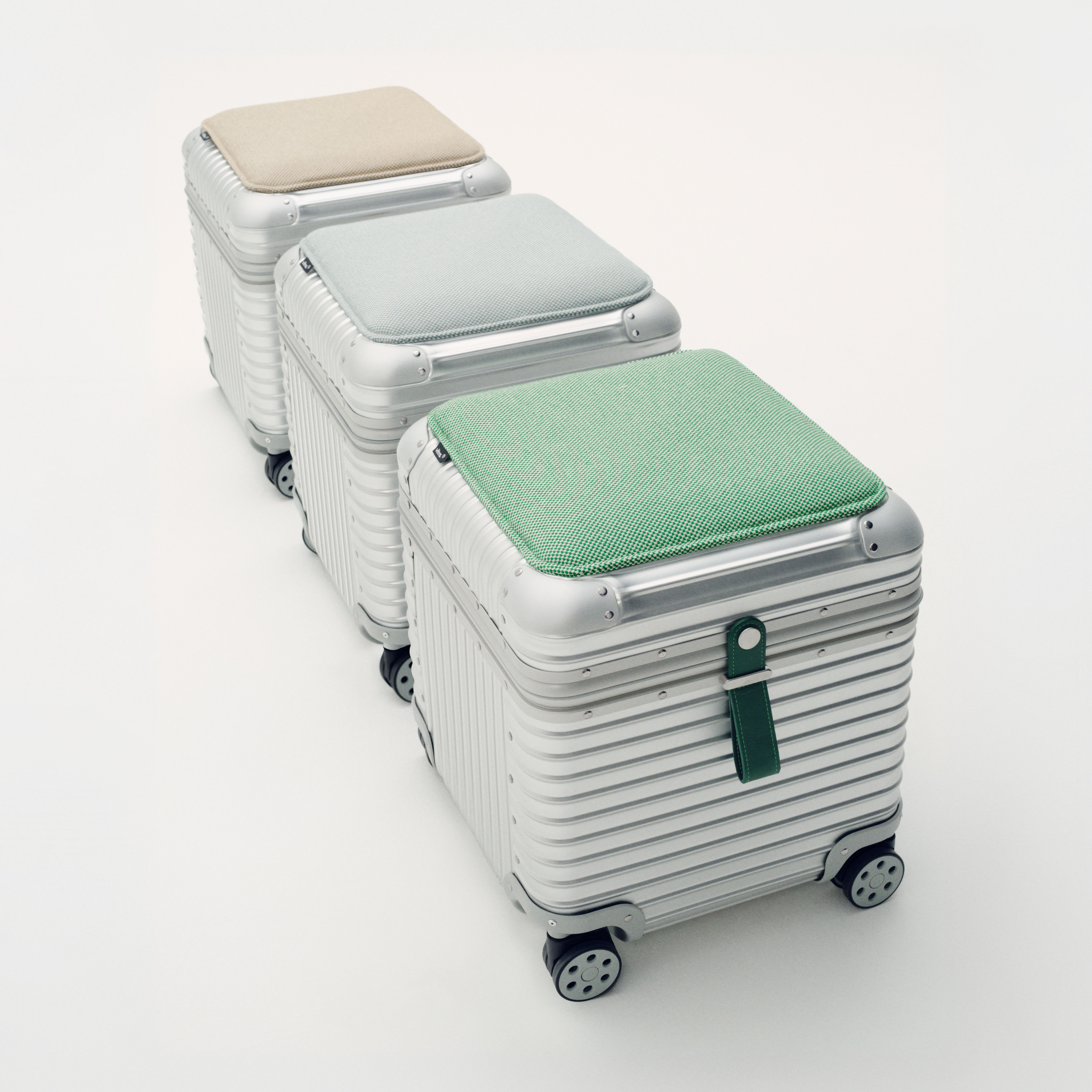 RIMOWA リモワ 銀座 ショップ オープン記念 ノベルティ ポーチ 新ロゴ リモワ」が伊勢丹新宿店でポップアップイベントを開催
