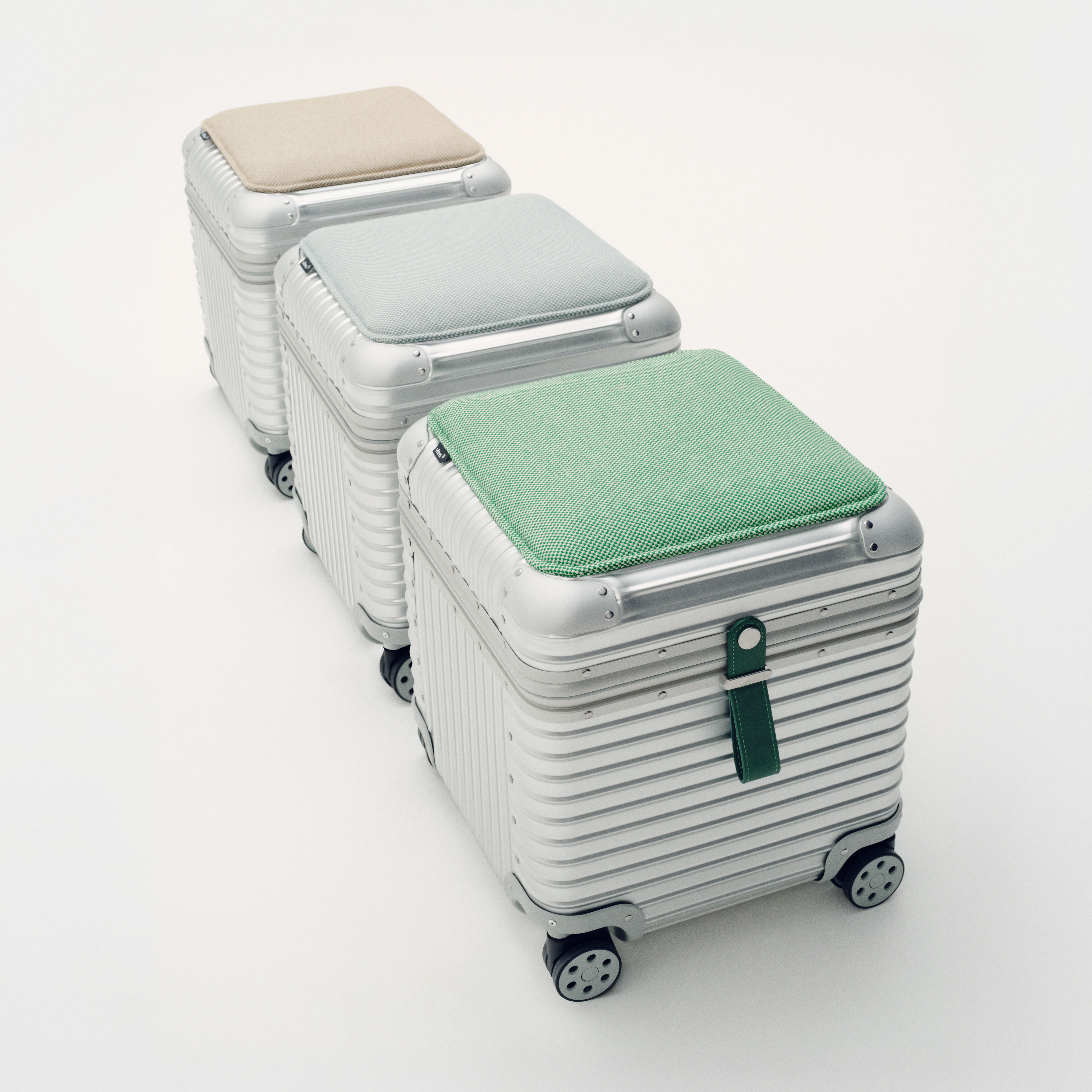 RIMOWA - 【お値下げ中！】RIMOWAリモワ× AMBUSHコラボポーチ　未使用品 eye.jpg