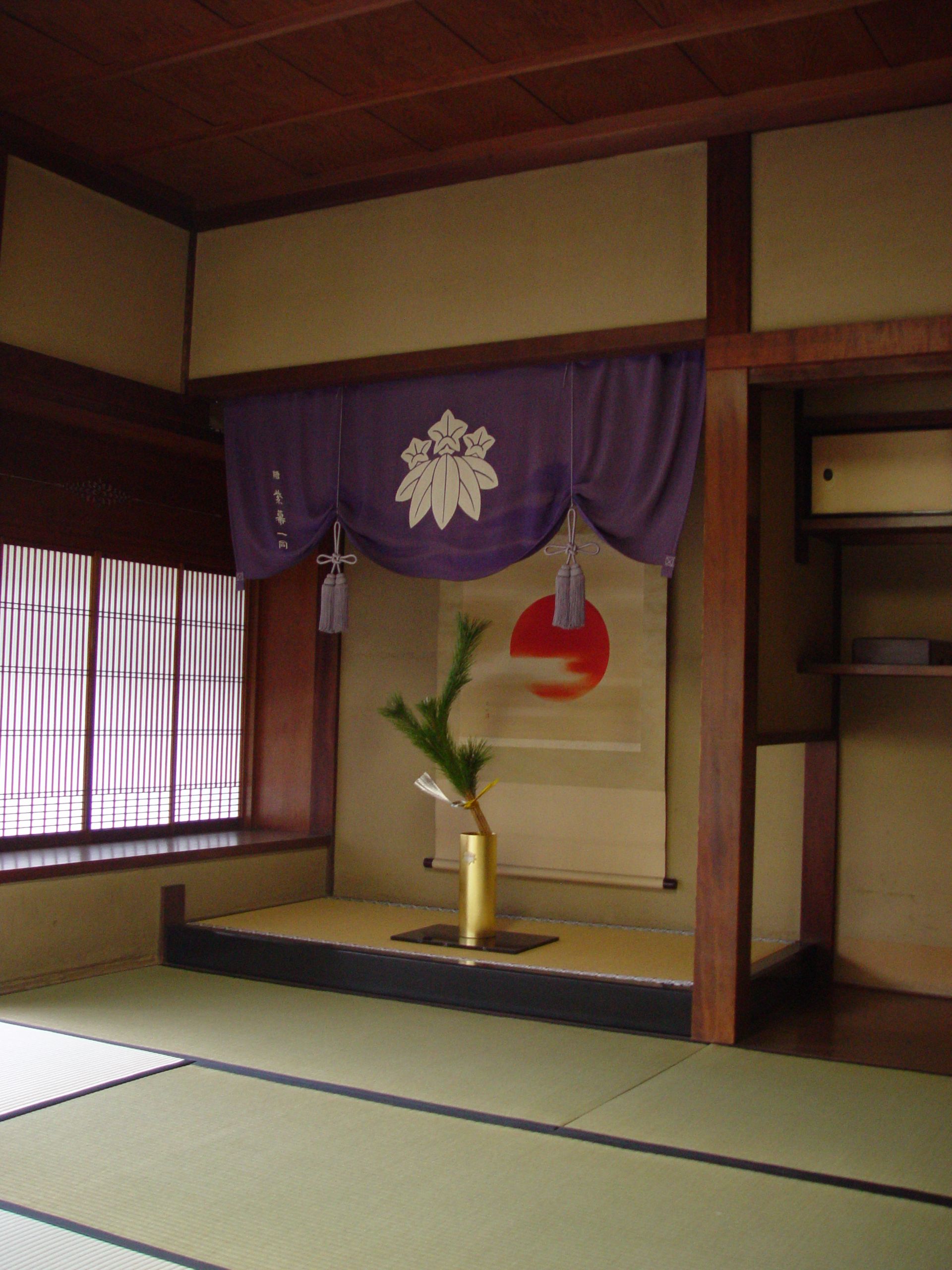 薄端1尺1寸共耳山水です。床の間の置物なり正月に松を生けたりと