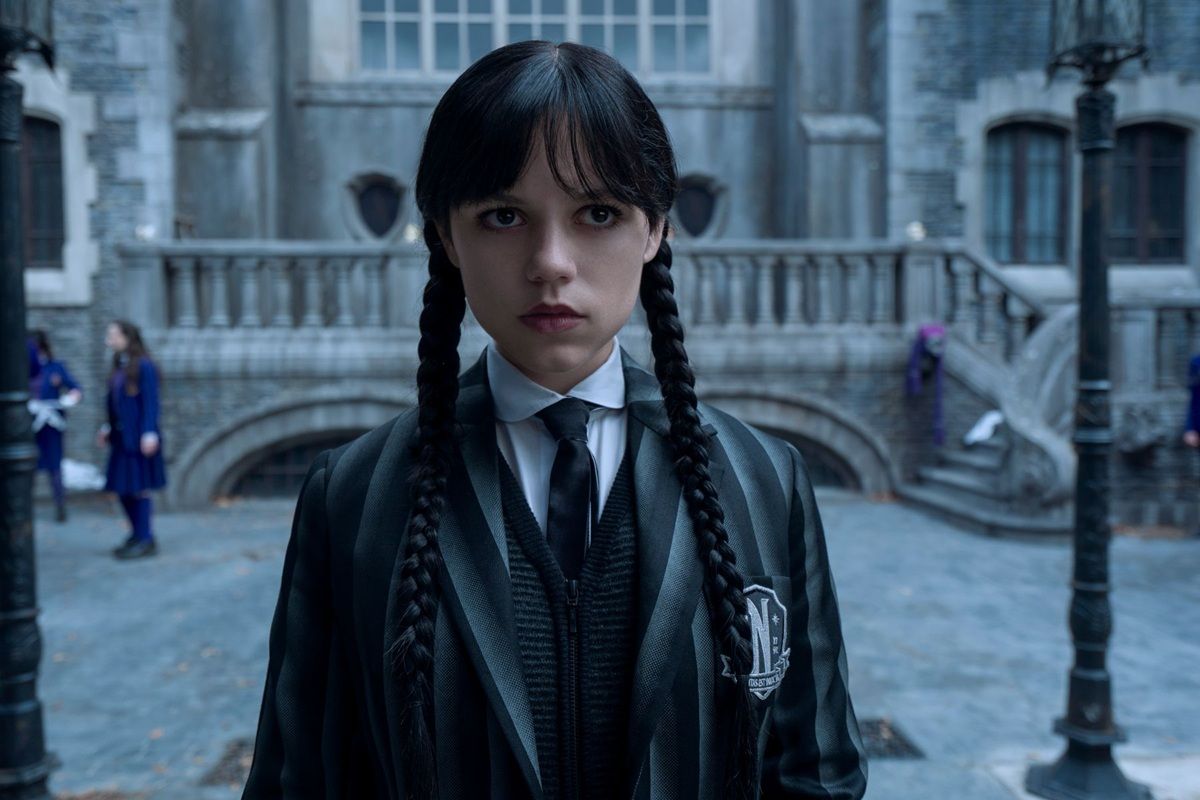 Netflix『ウェンズデー』シーズン2は2部構成！配信日決定、場面