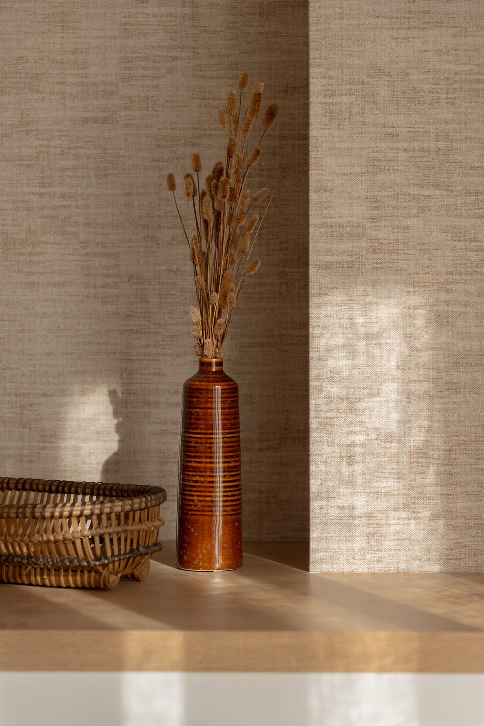jarrón terracota y papel pinado con textura