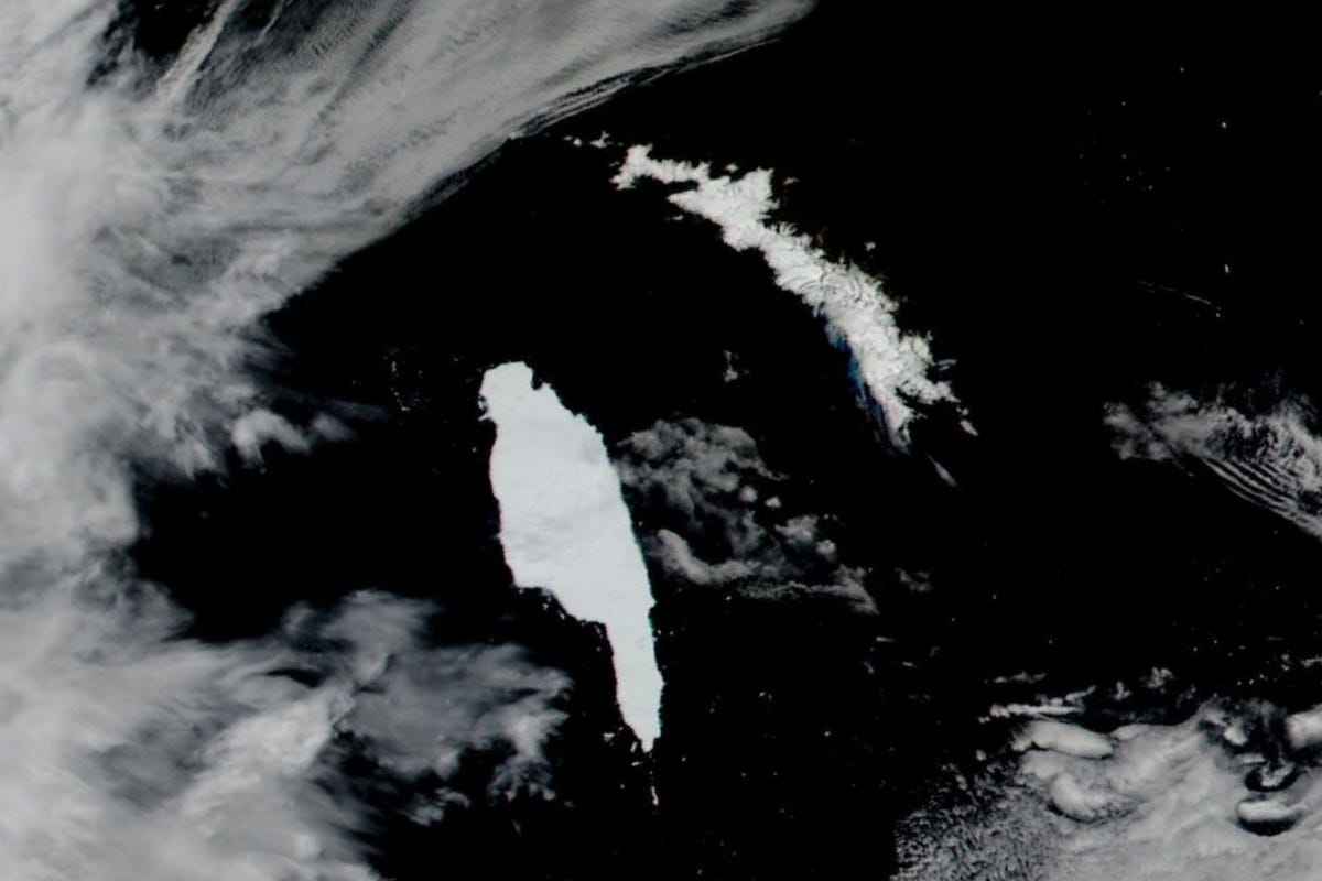 Op een satellietopname van 14 december is te zien hoe de Antarctische ijsberg A68A links het eiland ZuidGeorgia rechts nadert ZuidGeorgia is een zeereservaat in de zuidelijke Atlantische Oceaan waar bedreigde soorten als de zeeolifant de koningspingun en de blauwe vinvis leven Wetenschappers houden de ijsberg in de gaten om te kunnen vaststellen welke gevolgen de aanwezigheid van zon grote ijsmassa voor de fauna in het gebied zal hebben