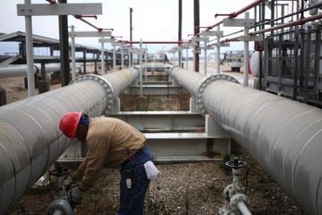 De Amerikaanse strategische oliereserve werd aangelegd om de VS te beschermen tegen ernstige verstoringen van de wereldwijde olieleveranties De voorraad is verdeeld over vier locaties langs de kust van de staten Texas en Louisiana waaronder die van Bryan Mound bij de stad Freeport in Texas hier op de foto en kan 727 miljoen vaten ruwe olie bevatten