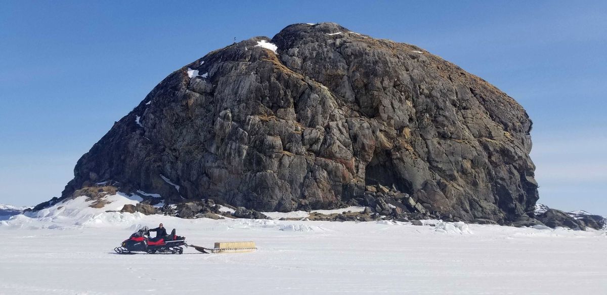 In de buurt van Nain in Nunatsaivut een autonome regio in het Canadese Noordpoolgebied trekt een medewerker van SmartICE erop uit Met de technologie van het bedrijf wordt de dikte van het pakijs in de buurt van Inuitdorpen gemeten zodat de bewoners veilig over het pakijs kunnen reizen en in de omgeving kunnen jagen