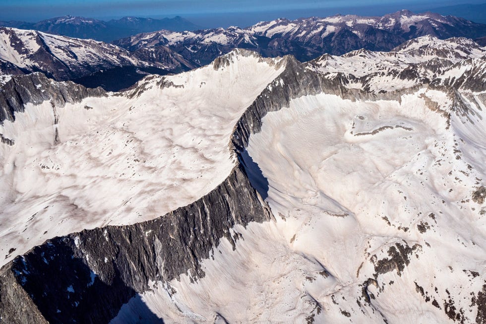 Deze luchtfoto werd op een hoogte van bijna 4300 meter gemaakt en toont het vervuilde sneeuwpak in de Elk Mountains onderdeel van het stroomgebied van de rivier de Colorado dat veertig miljoen Amerikanen van drinkwater voorziet