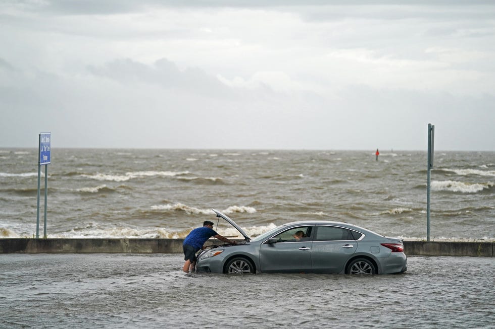 Flooding 002 Een man helpt een automobilist die is gestrand op de ondergelopen Beach Boulevard in Biloxi Mississippi Hurricane Ida kwam in Louisiana aan land en leidde aan de Amerikaanse kust van de Golf van Mexico tot wijdverspreide overstromingen en stormschade
