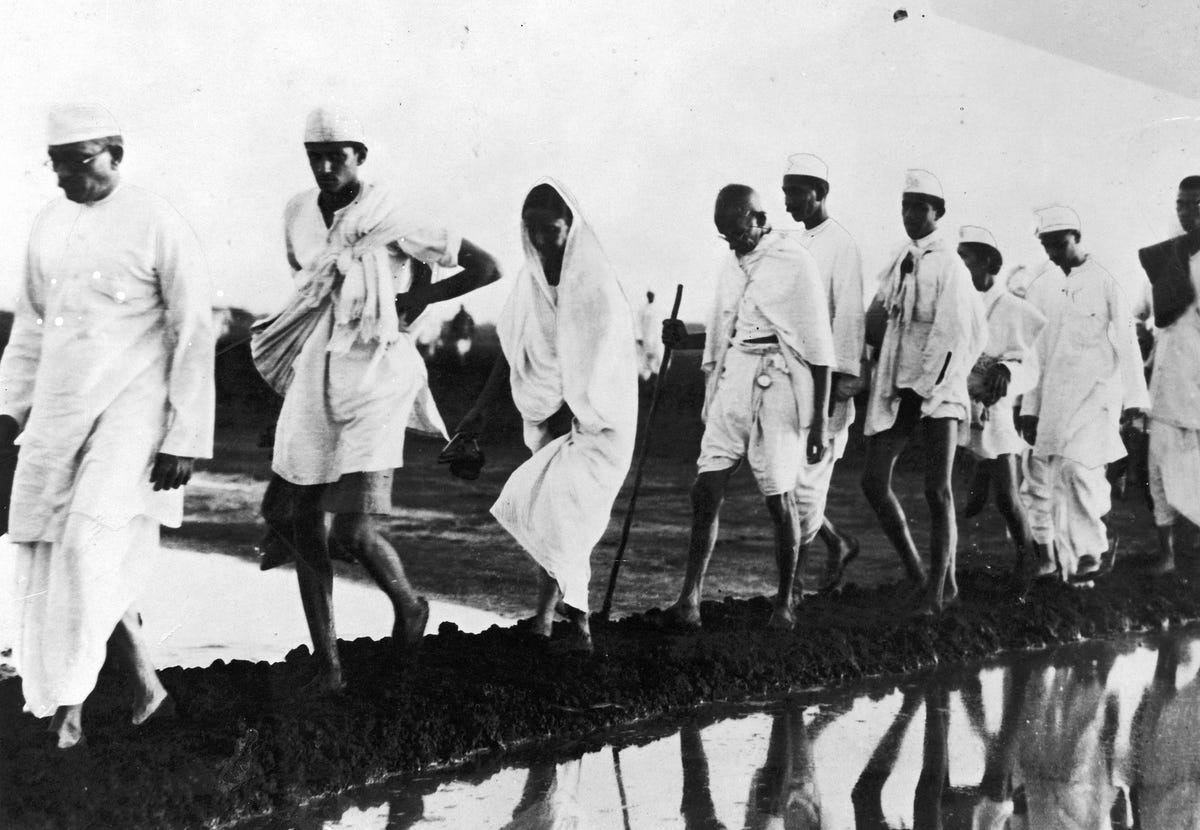 Mahatma Gandhi en zijn volgelingen liepen 388 kilometer langs de westkust van de Indiase deelstaat Gujarat om te protesteren tegen een Britse wet die Indirs dwong om zout van Britse producenten te kopen terwijl ze het heel goed zelf lokaal konden winnen