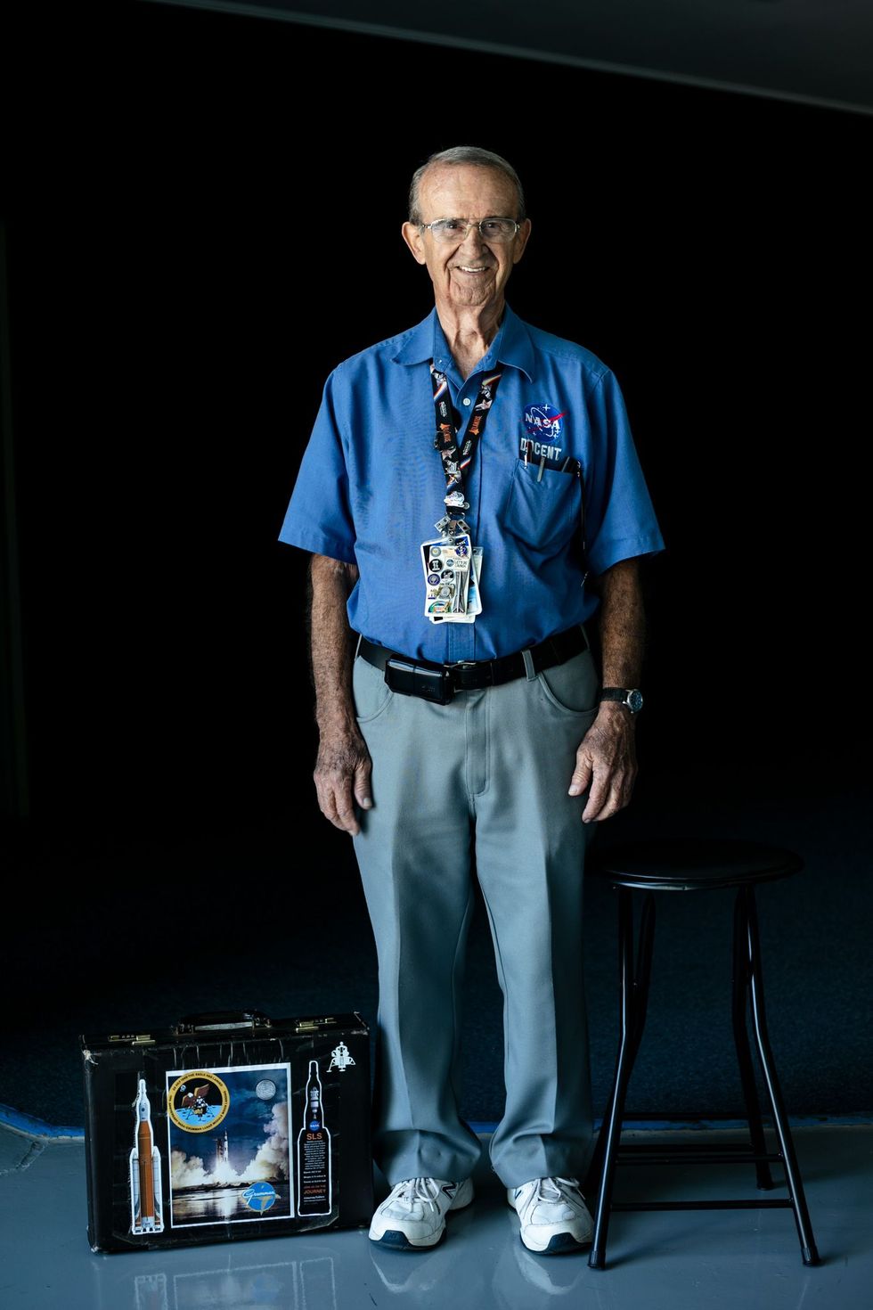 Walter Starkey 81 docent van het Kennedy Space Center is een veteraan van de Amerikaanse luchtmacht die heeft gewerkt aan de Gemini Apollo Skylab en spaceshuttleprogrammas van de NASA Hij heeft ruim tweehonderd lanceringen meegemaakt en meldt zich nog altijd als vrijwilliger voor nieuwe liftoffs Als ik geluk heb zal ik ze weer op de maan zien wandelen zegt hij