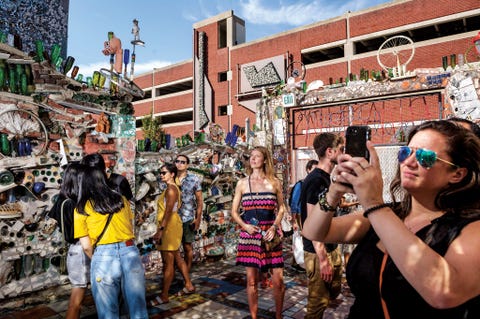 Magic Gardens van Isaiah Zagar aan South Street betovert je met mozaeken die alle oppervlakken bedekken