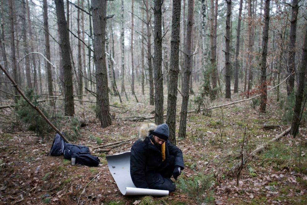 De 41jarige Iraakse migrant Salih Remitdh werd in november 2021 in de bossen bij het Poolse Milejczyce gevonden door een groep vrijwilligers Hij had de grensbewakers om internationale bescherming gevraagd De meeste van deze migranten worden terug over de grens met Belarus gezet