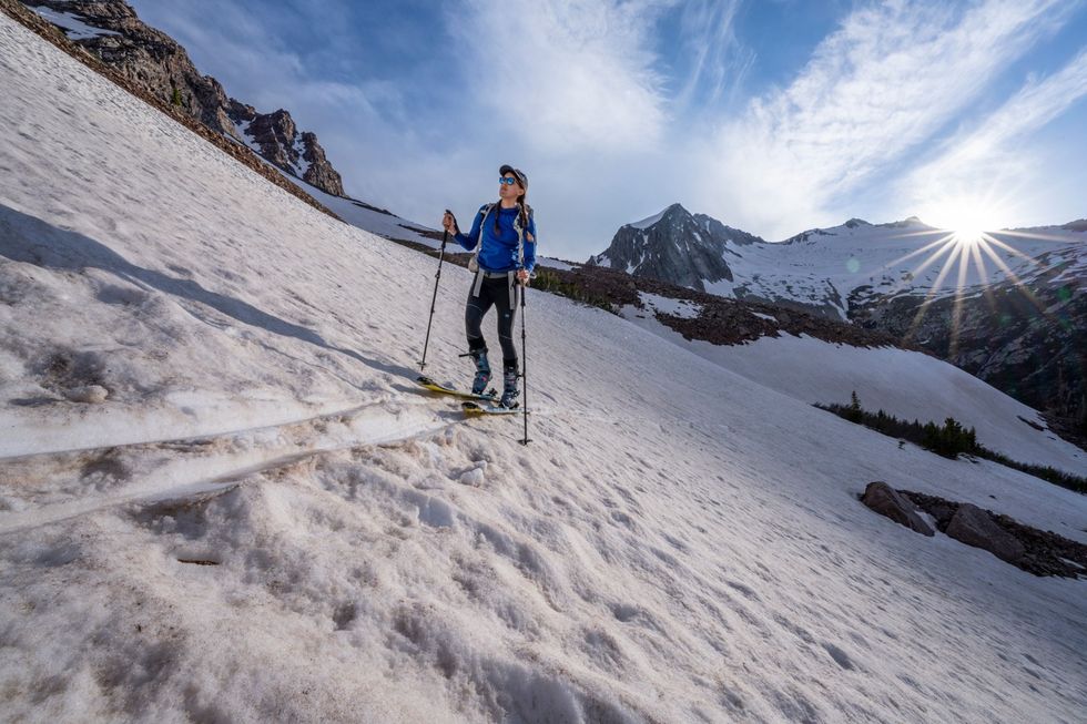 Op zon 3700 meter hoogte doorkruist een langlaufer een vervuild sneeuwveld in de Maroon Bells Snowmass Wilderness in de staat Colorado