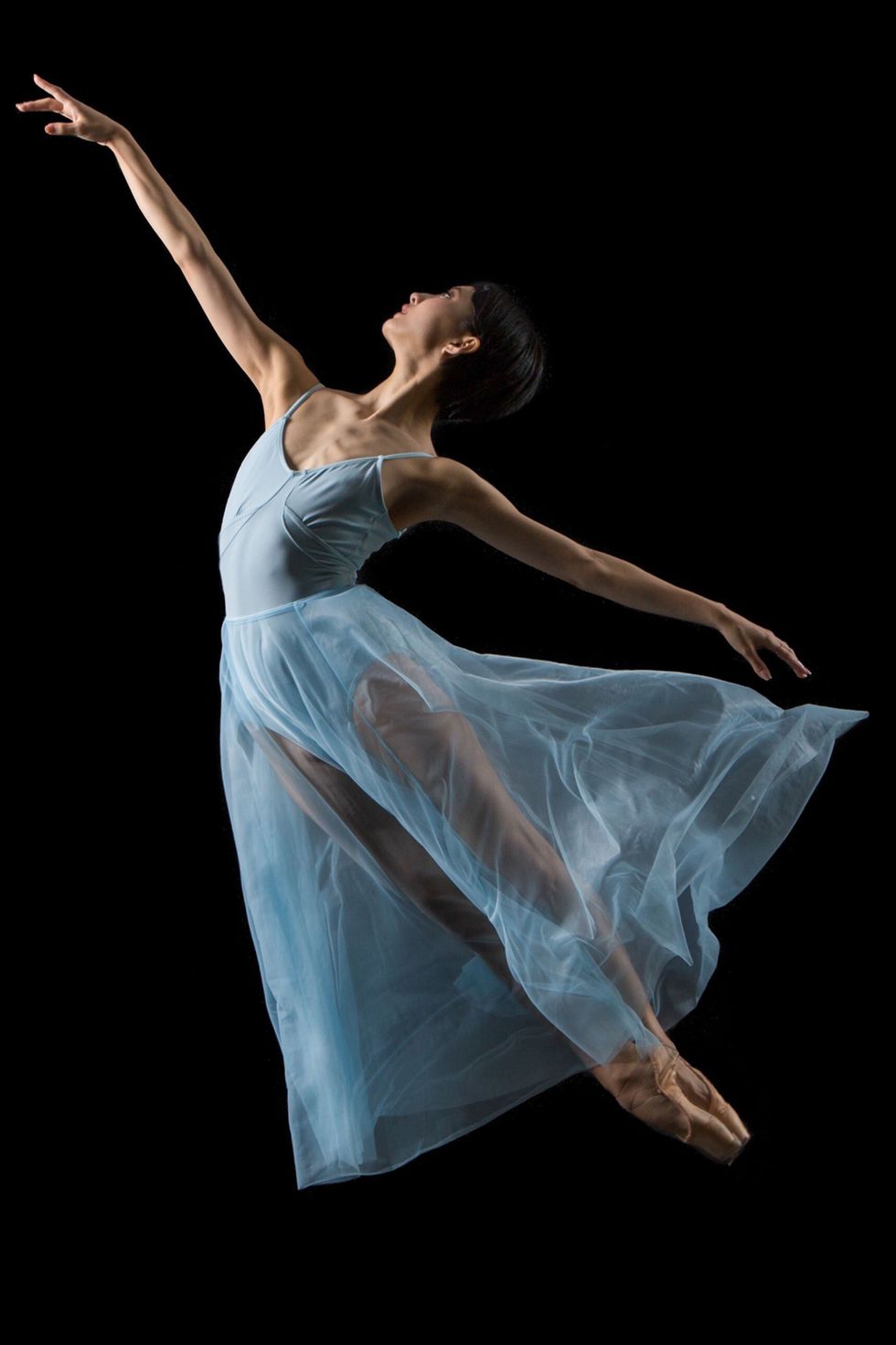 Athletic dance move, Dancer, Dance, Choreography, Modern dance, Performing arts, Light, Concert dance, Ballet dancer, Ballet, 
