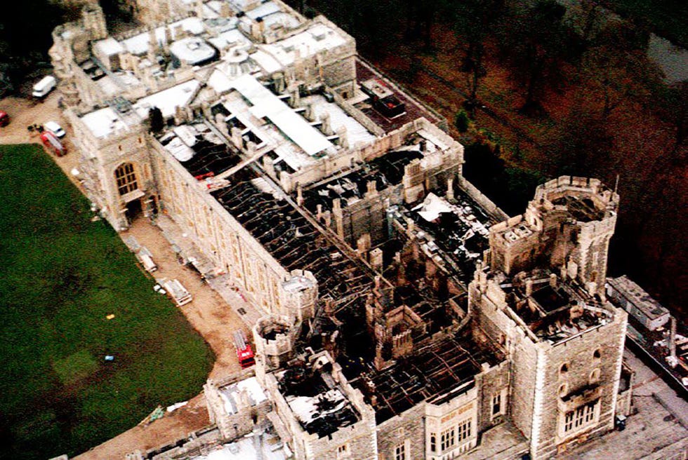 Op een luchtfoto van Windsor Castle in GrootBrittanni is de schade aan het dak te zien die op 20 november 1992 door een brand werd aangericht