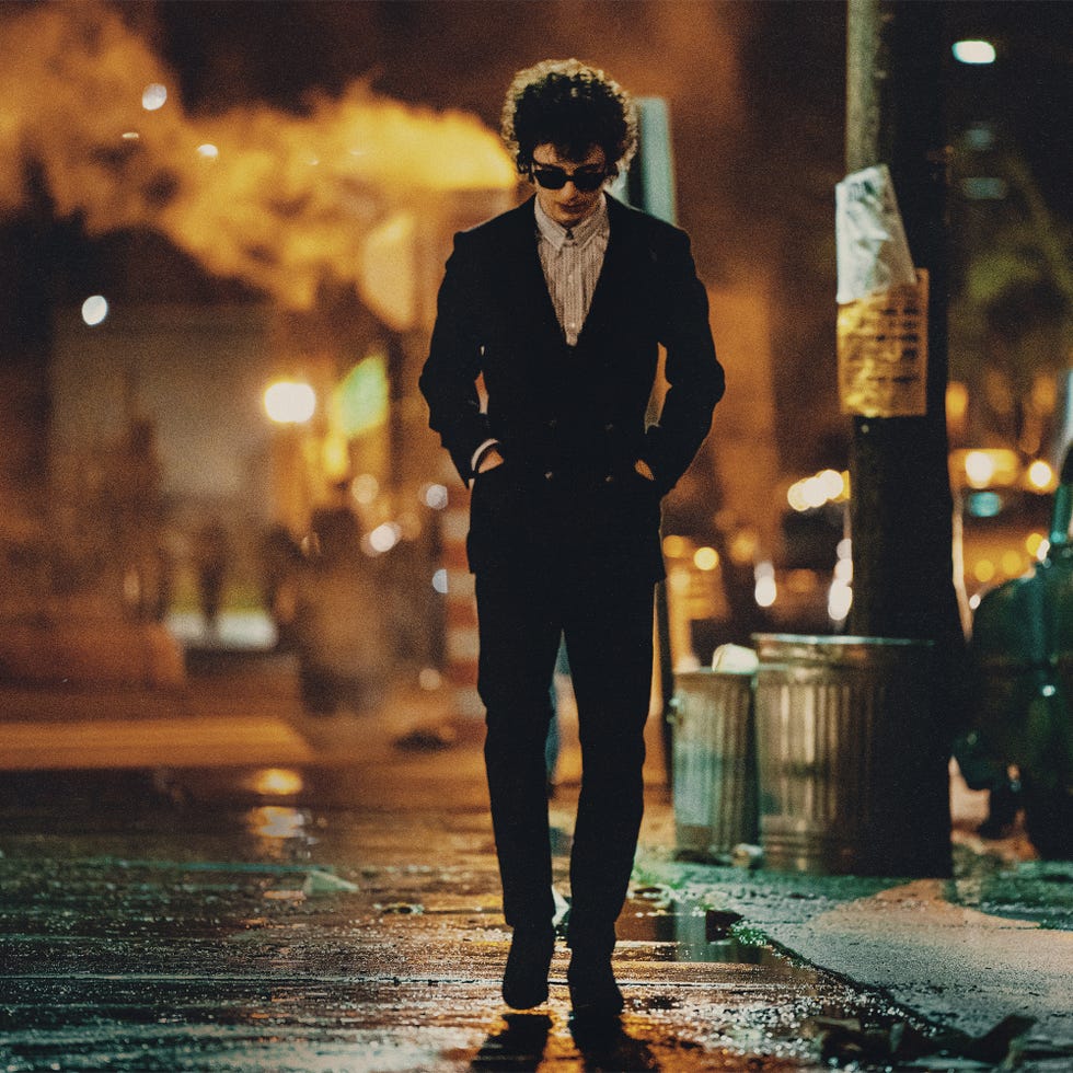 dylan's look near the end of the film is big hair, skinny jeans, and sunglasses