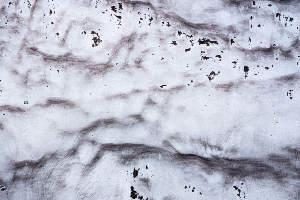 Het stof dat op het sneeuwpak in de bergen neerslaat wordt door sneeuwstormen aangevoerd De stoflagen versnellen de afsmelting van de sneeuw waardoor de waterstand in de rivier de Colorado later in het jaar veel te laag is