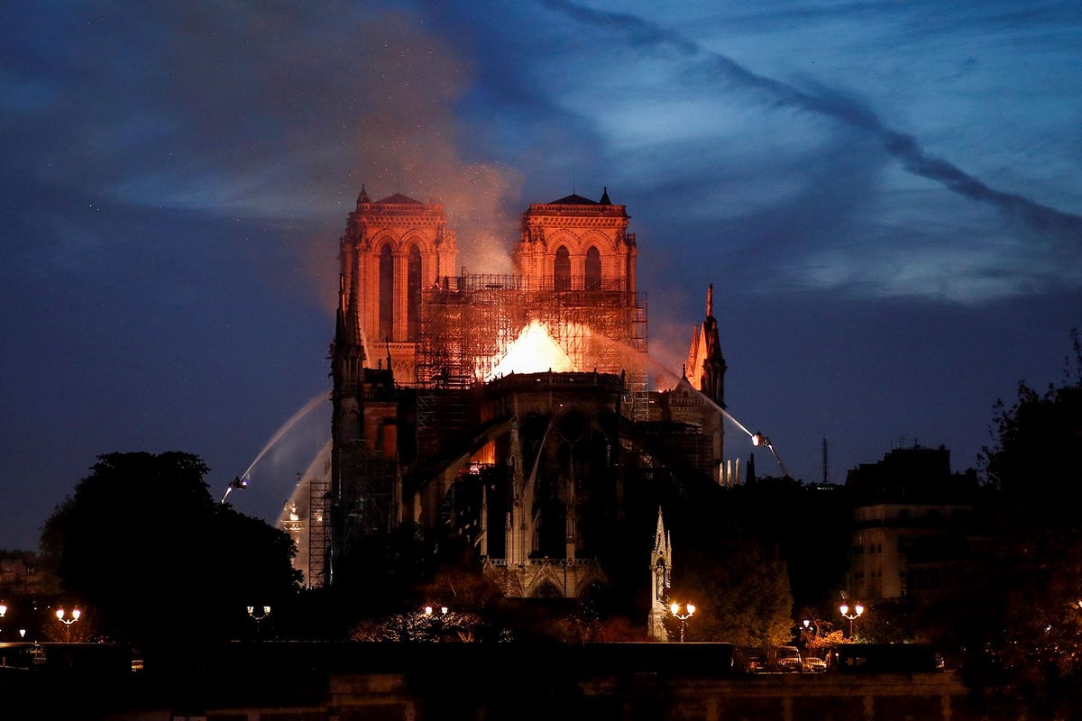 Brandweerlieden bestrijden de brand die op 15 april 2019 in de kathedraal NotreDame de Paris uitbrak