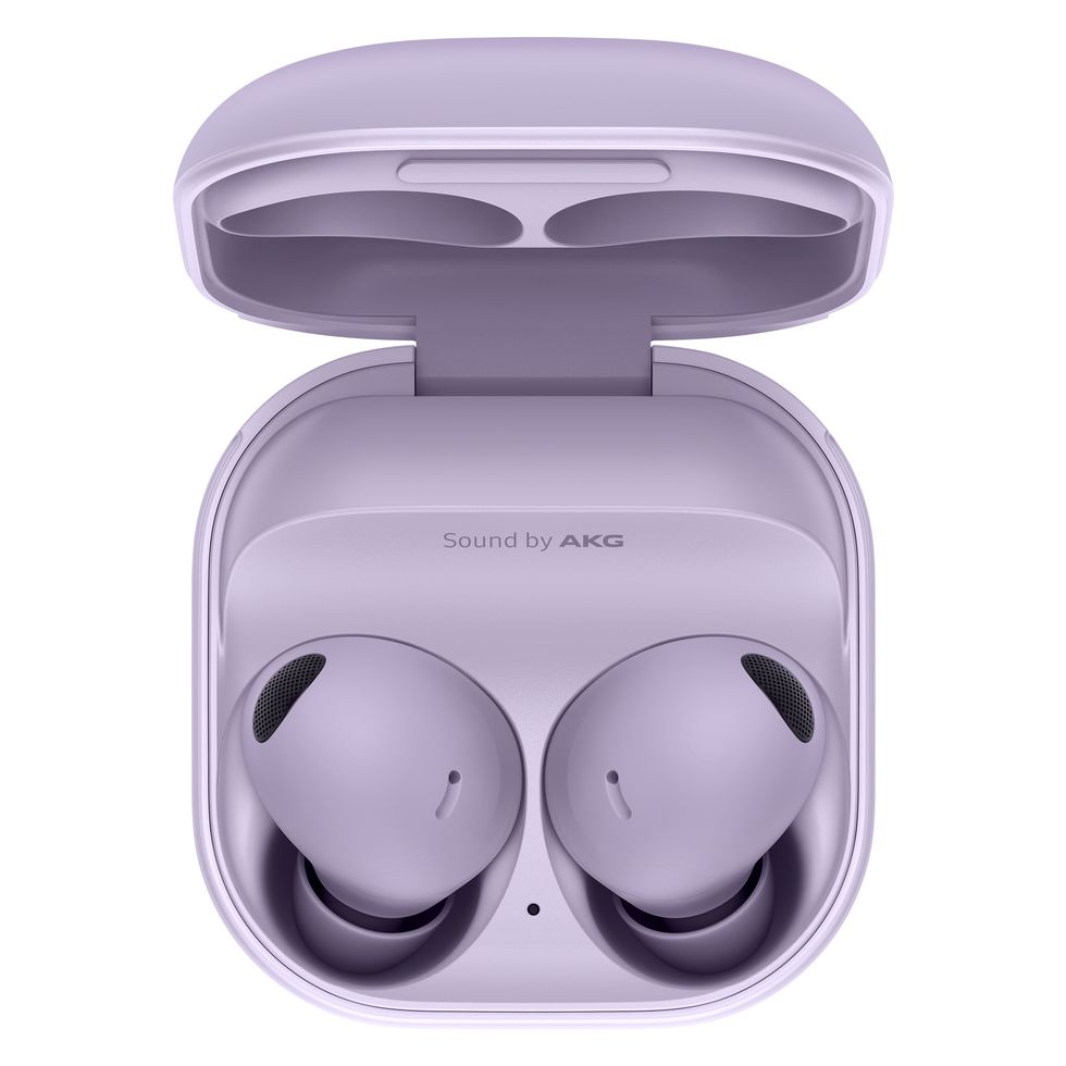 Zwei lilafarbene True-Wireless-Ohrhörer in einem Ladeetui